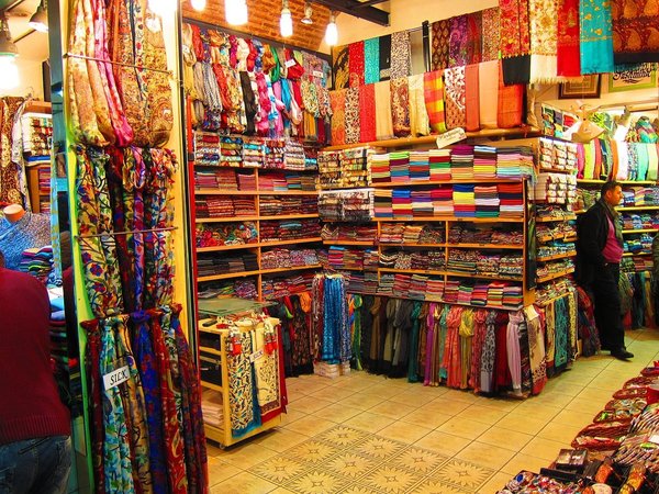 Quelles sont les compétences d'un menuisier d'agencement au service de votre magasin ?